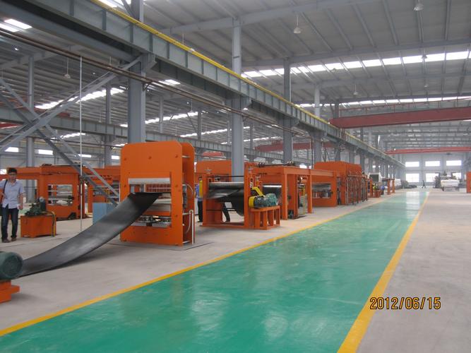 輸送帶生產(chǎn)設備用于紡織輸送帶生產(chǎn)的橡膠輸送帶制造機解決方案